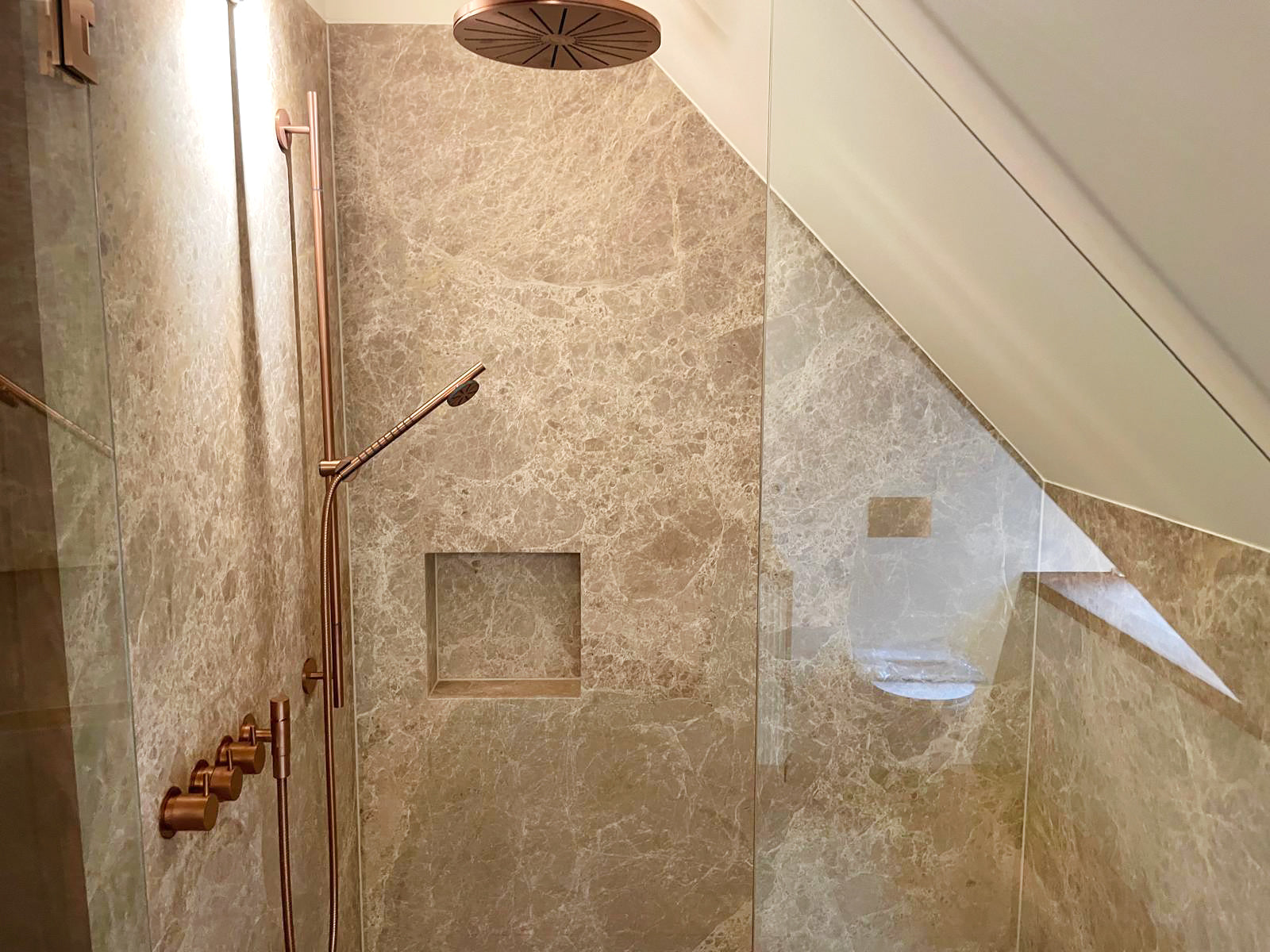 badezimmer_steinmetz_steinwand_bad_erdmann_marmor